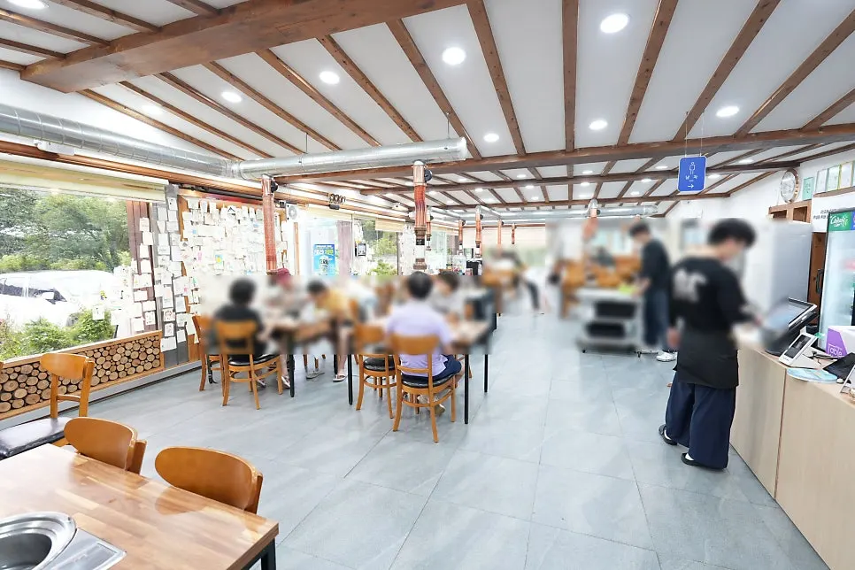 장독대가 놓인 목조 건물 마당