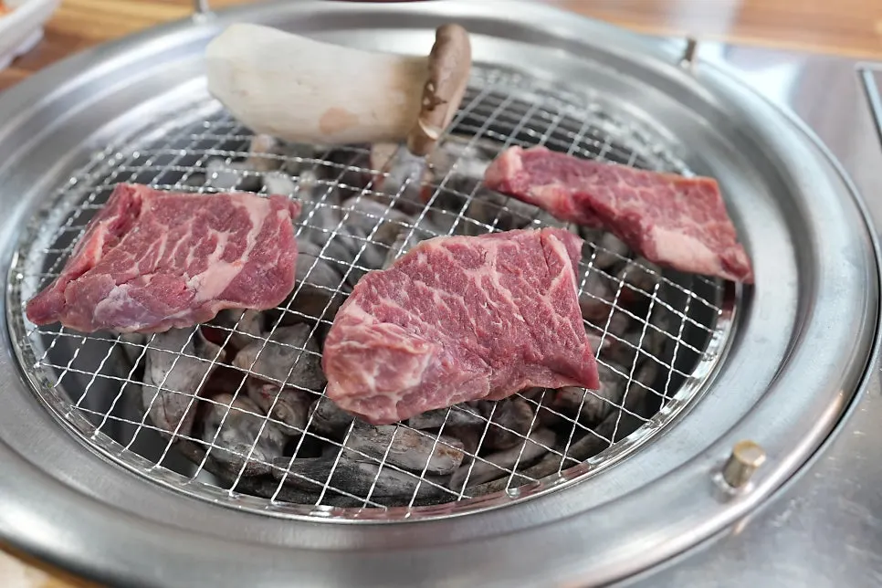 접시에 담긴 살치살 클로즈업