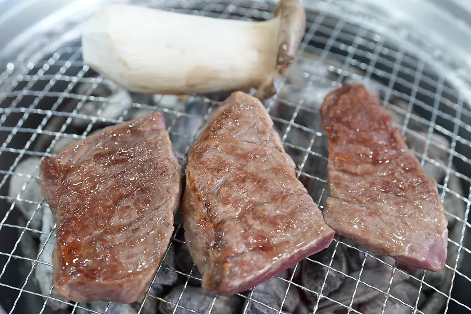 마늘과 버섯을 함께 올린 불판