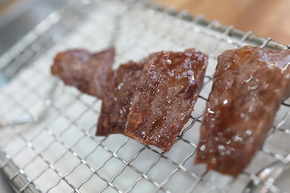 살짝 익힌 살치살 한 점