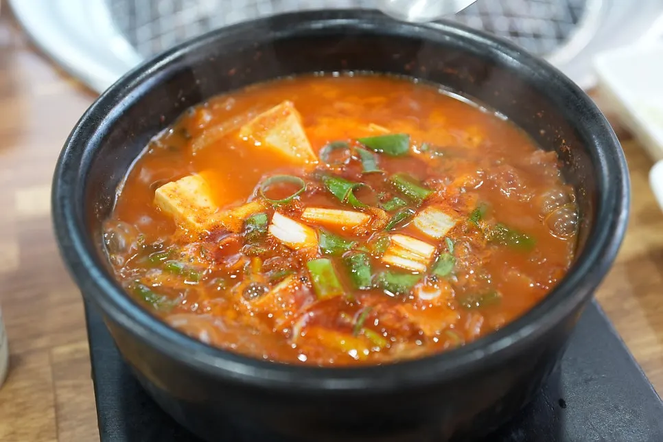 끓고 있는 김치찌개 뚝배기
