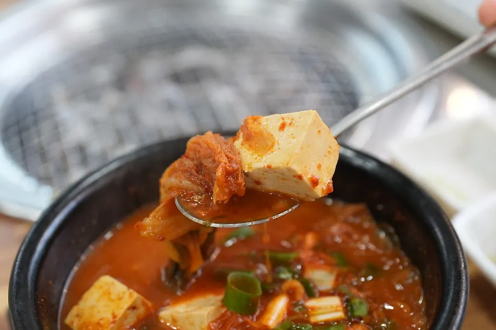 건더기가 푸짐한 김치찌개 국물