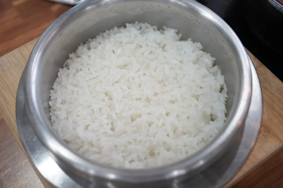 김치찌개를 덜어 담은 그릇