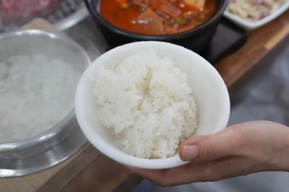 갓 지어 나온 솥밥