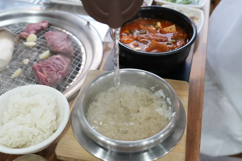 따뜻한 물을 부은 솥의 누룽지