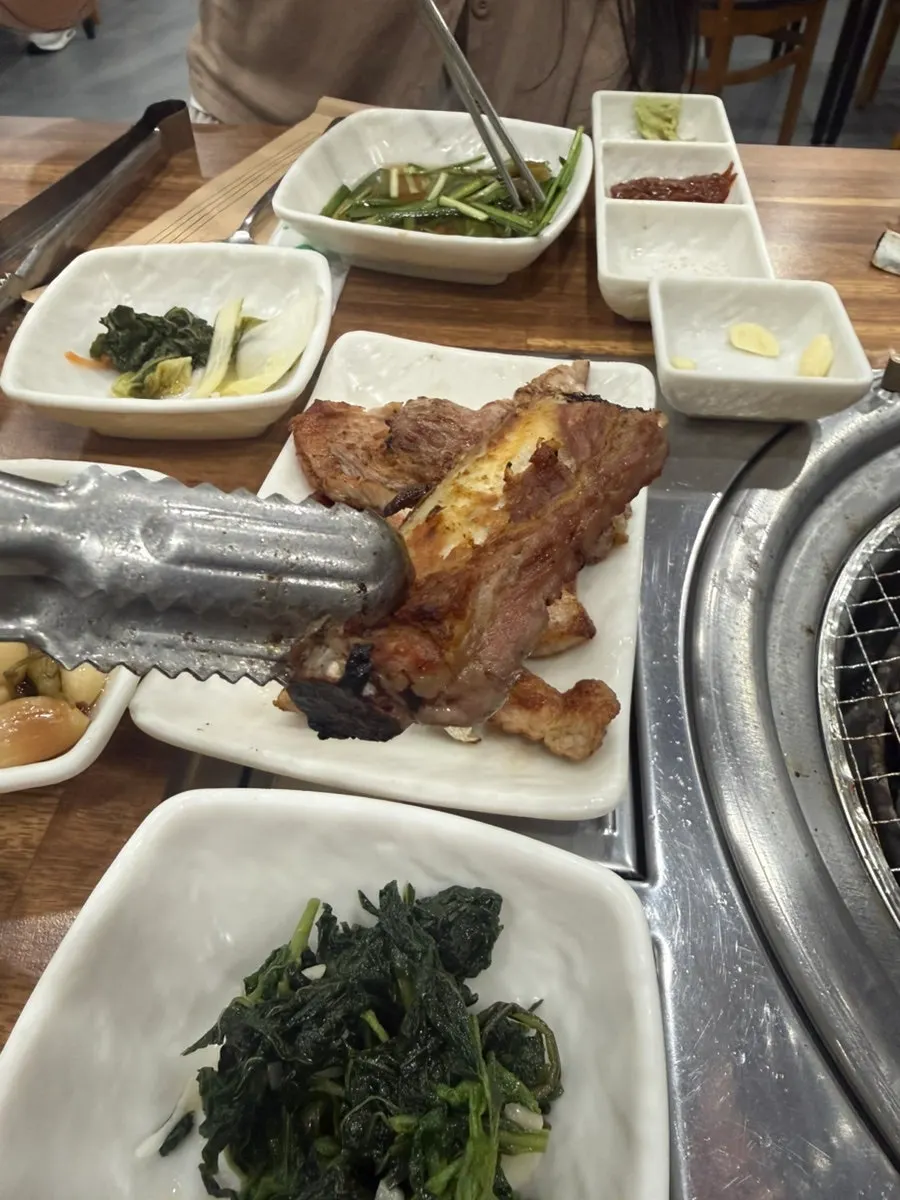 숯불에 구워지는 여여정 생갈비