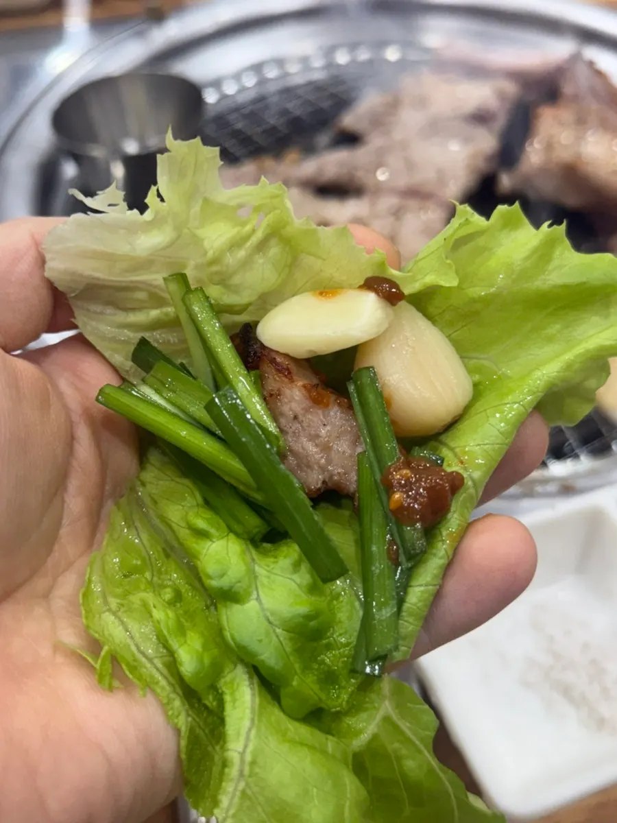뼈째 잡고 뜯는 생갈비 한 점