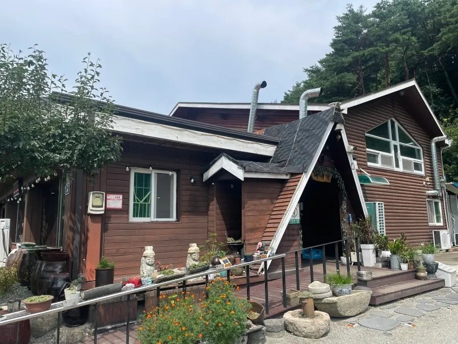Yeoyejeong's sign as seen from the road
