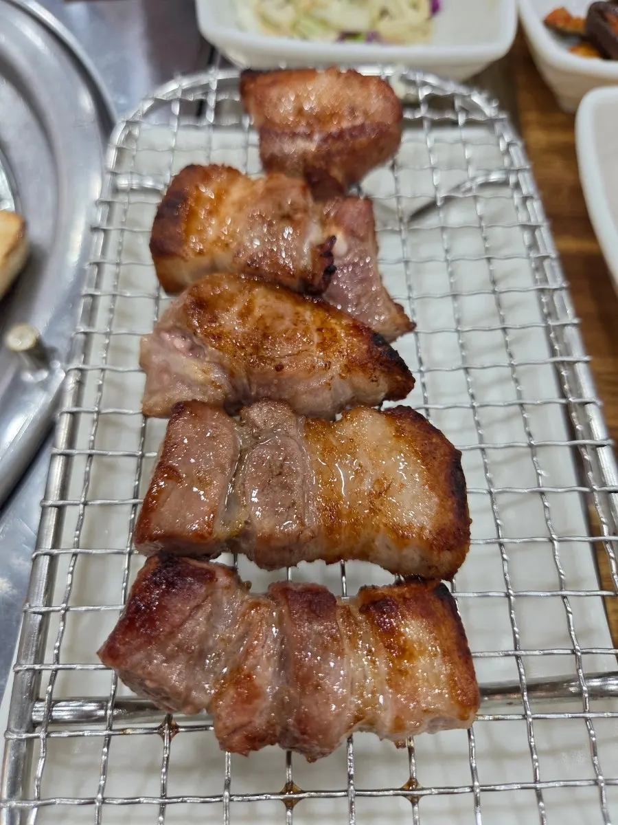 Charcoal-grilled pork jowl wrapped in lettuce
