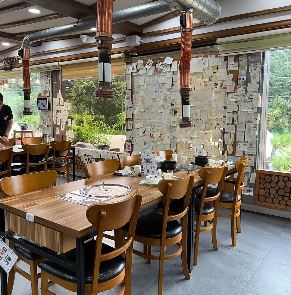 Dining hall at Yeoyejeong with wide table spacing