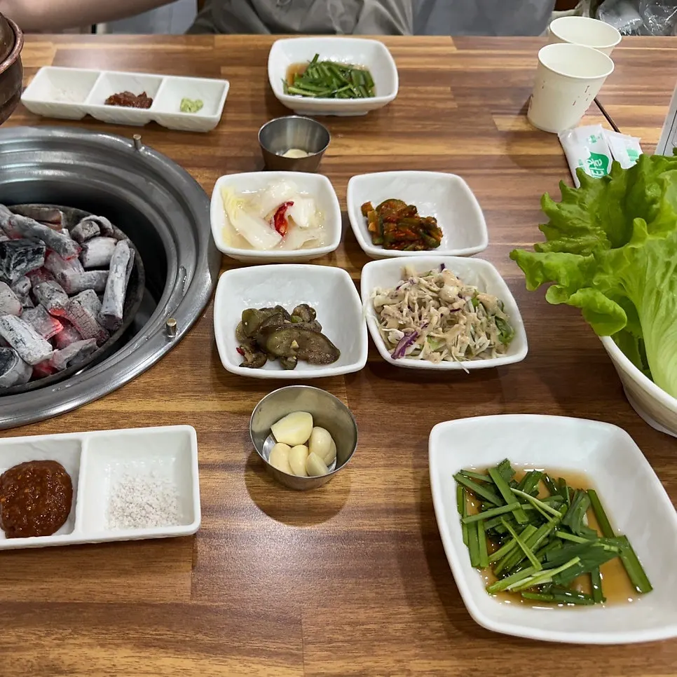 Basic side dish spread at Yeoyejeong