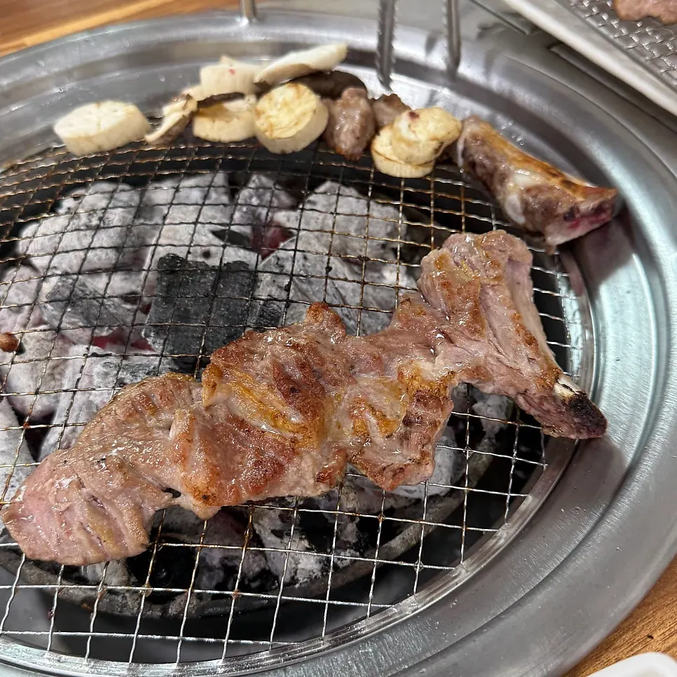 Well-grilled fresh ribs, 2 servings