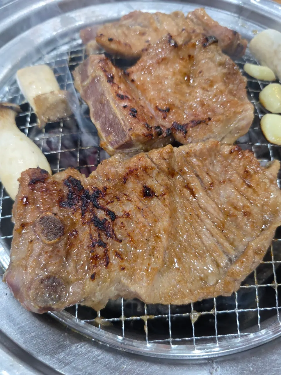 Beef and side menu listings at Yeoyejeong