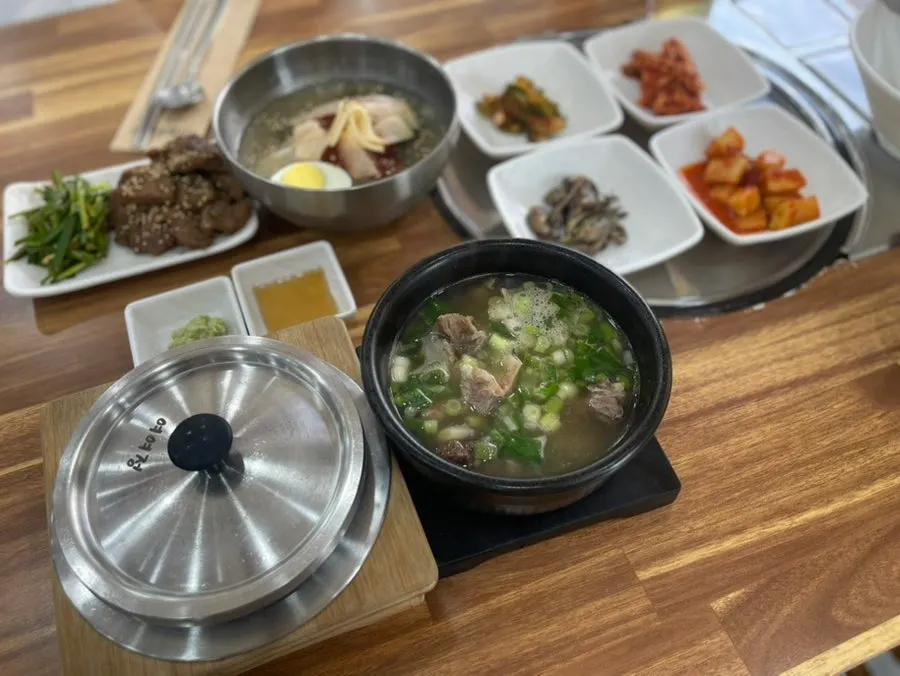 갈비탕과 고기 냉면 점심 주문 상차림