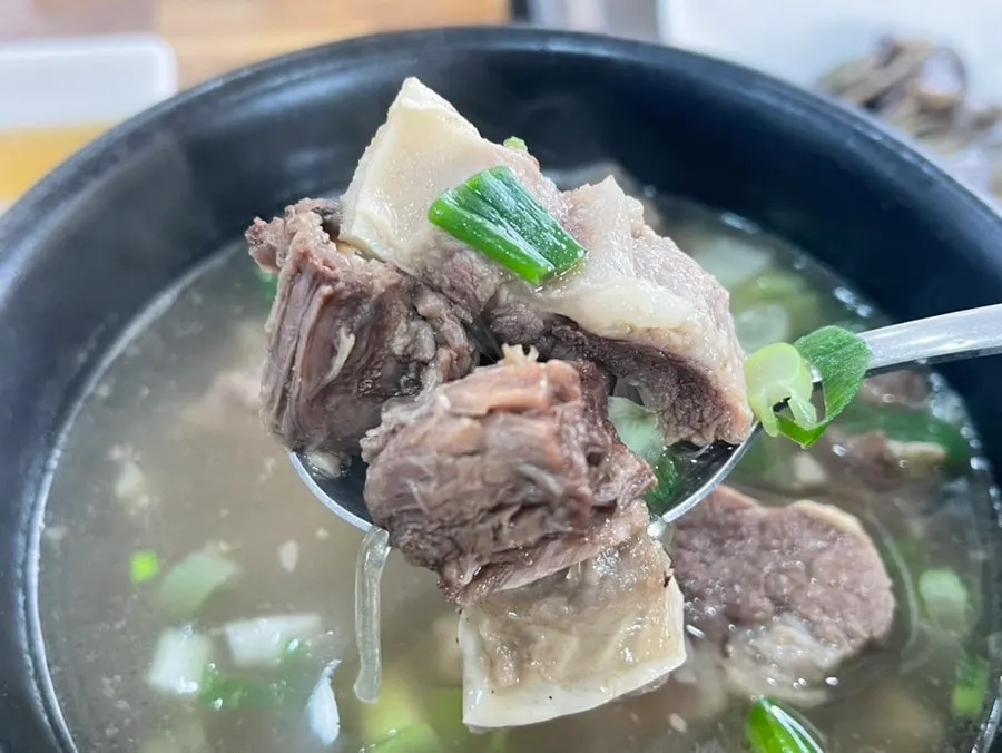 담백한 갈비탕 국물과 밥