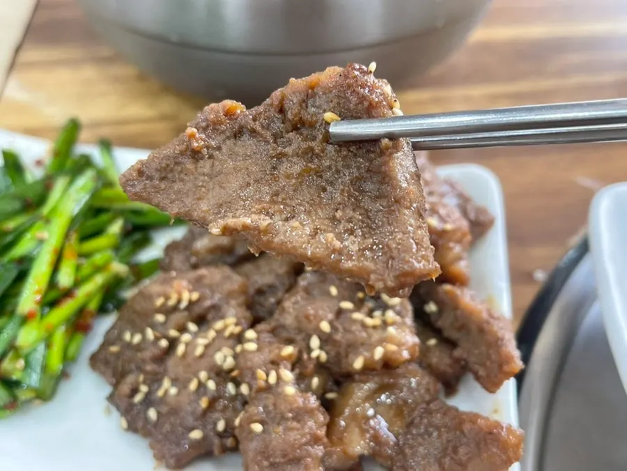 고기 냉면의 푸짐한 숯불 고기