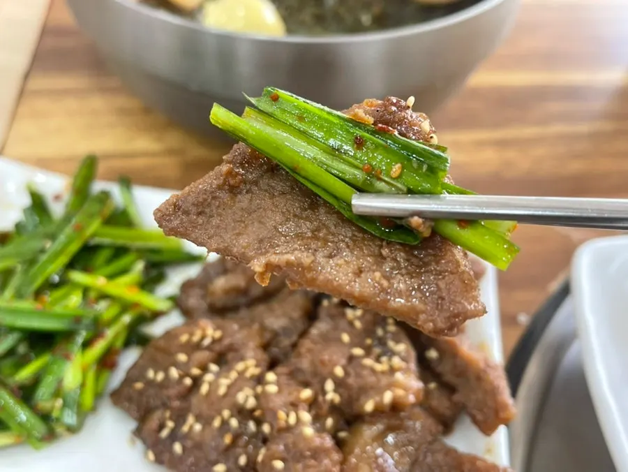 고기 냉면과 부추무침
