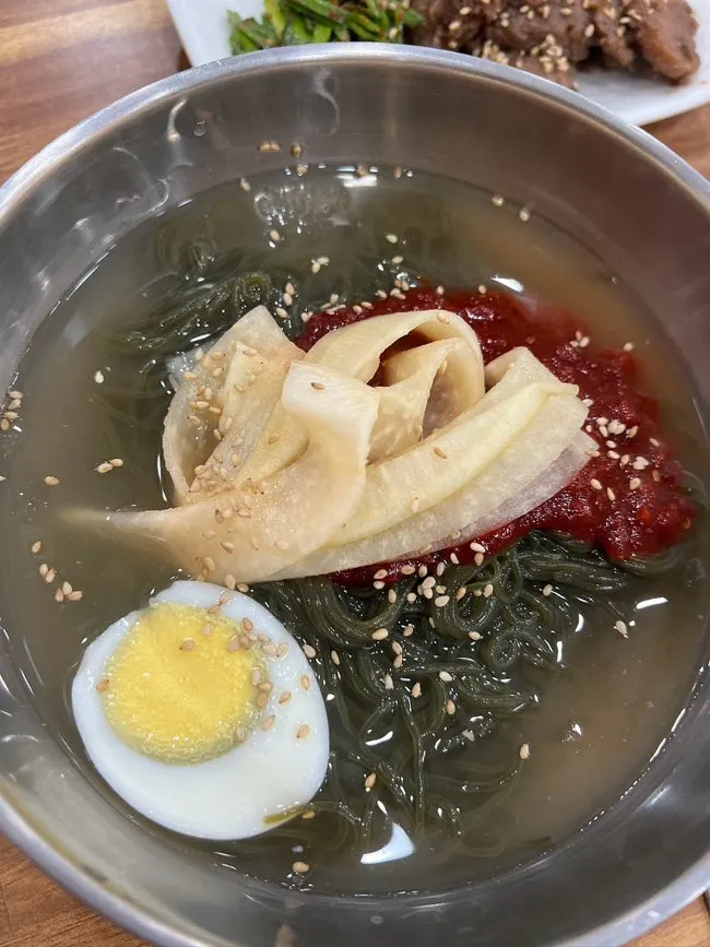 Yeoyejeong's lunch special sotbap table setting