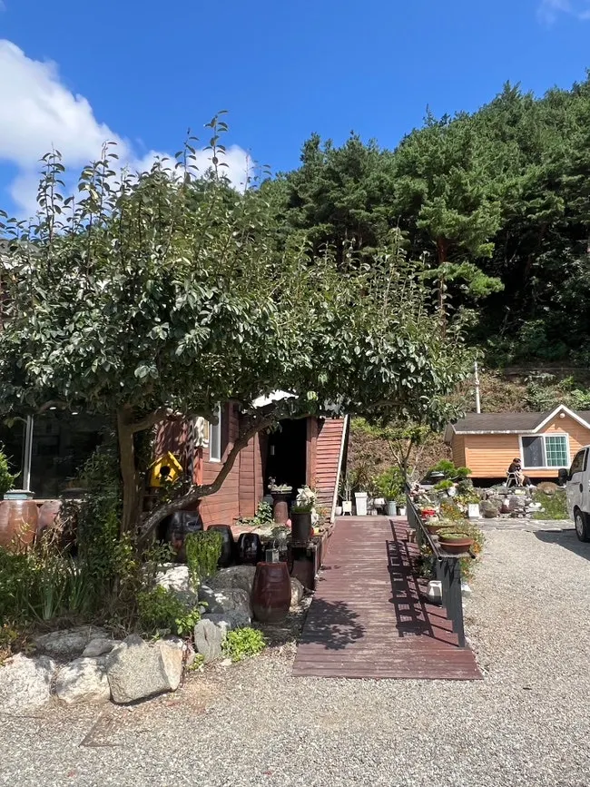Yeoyejeong's entrance and the surrounding mountain scenery