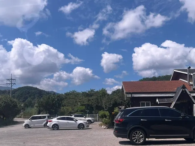 The spacious parking area in front of Yeoyejeong