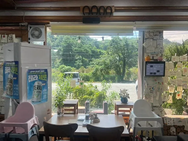 Yeoyejeong's spacious dining hall and tables