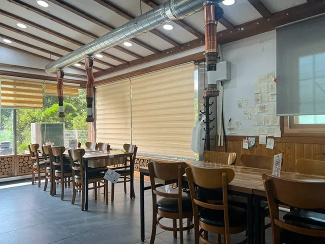 Yeoyejeong's interior during a quiet lunch hour