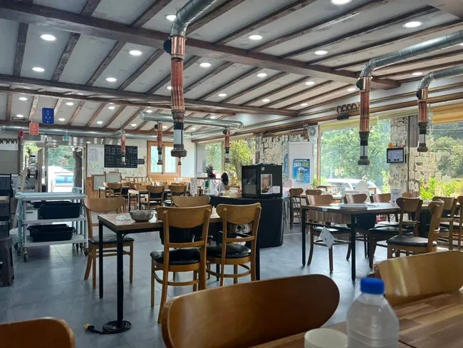 Yeoyejeong's interior with generously spaced tables