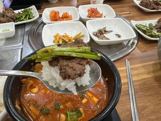 Sotbap kimchi jjigae with tofu and kimchi