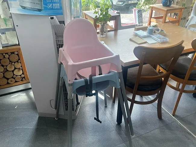 Spacious seating at Yeoyejeong, good for family meals