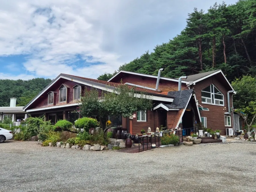 Exterior and entrance of Yeoyejeong