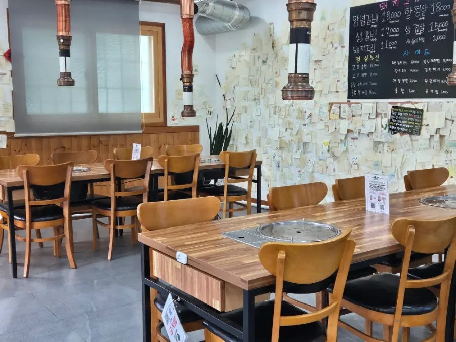 Dining tables and grill seating at Yeoyejeong