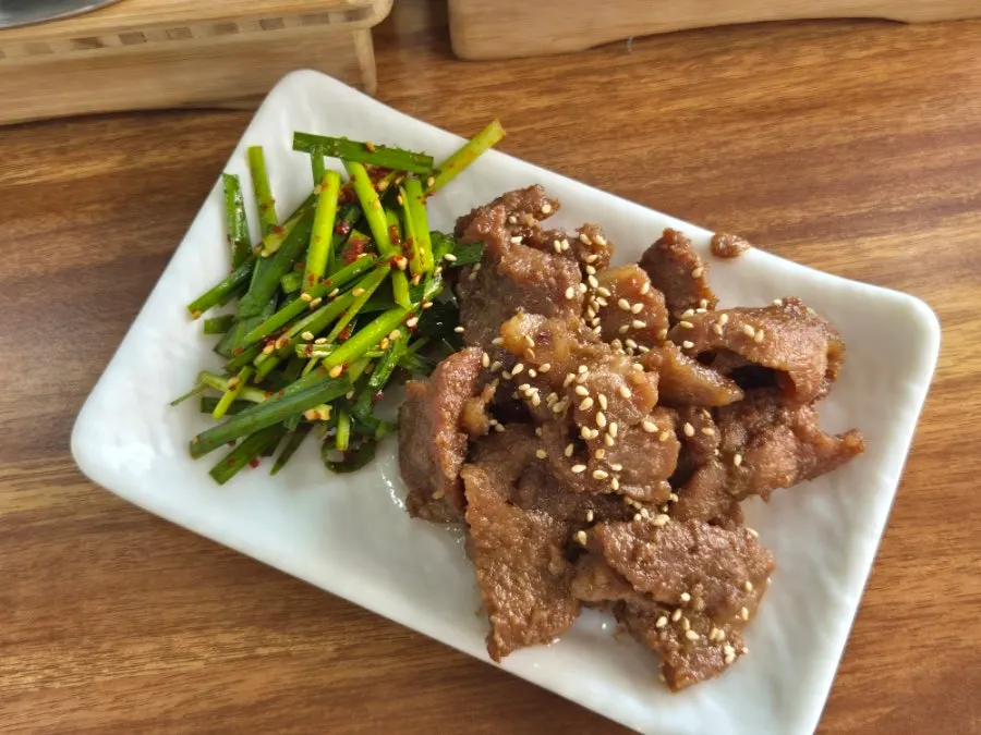 Marinated ribs served with chive salad