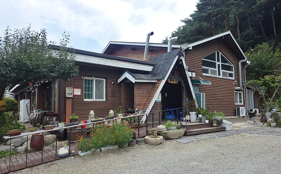 Full exterior view of the Yeoyejeong building