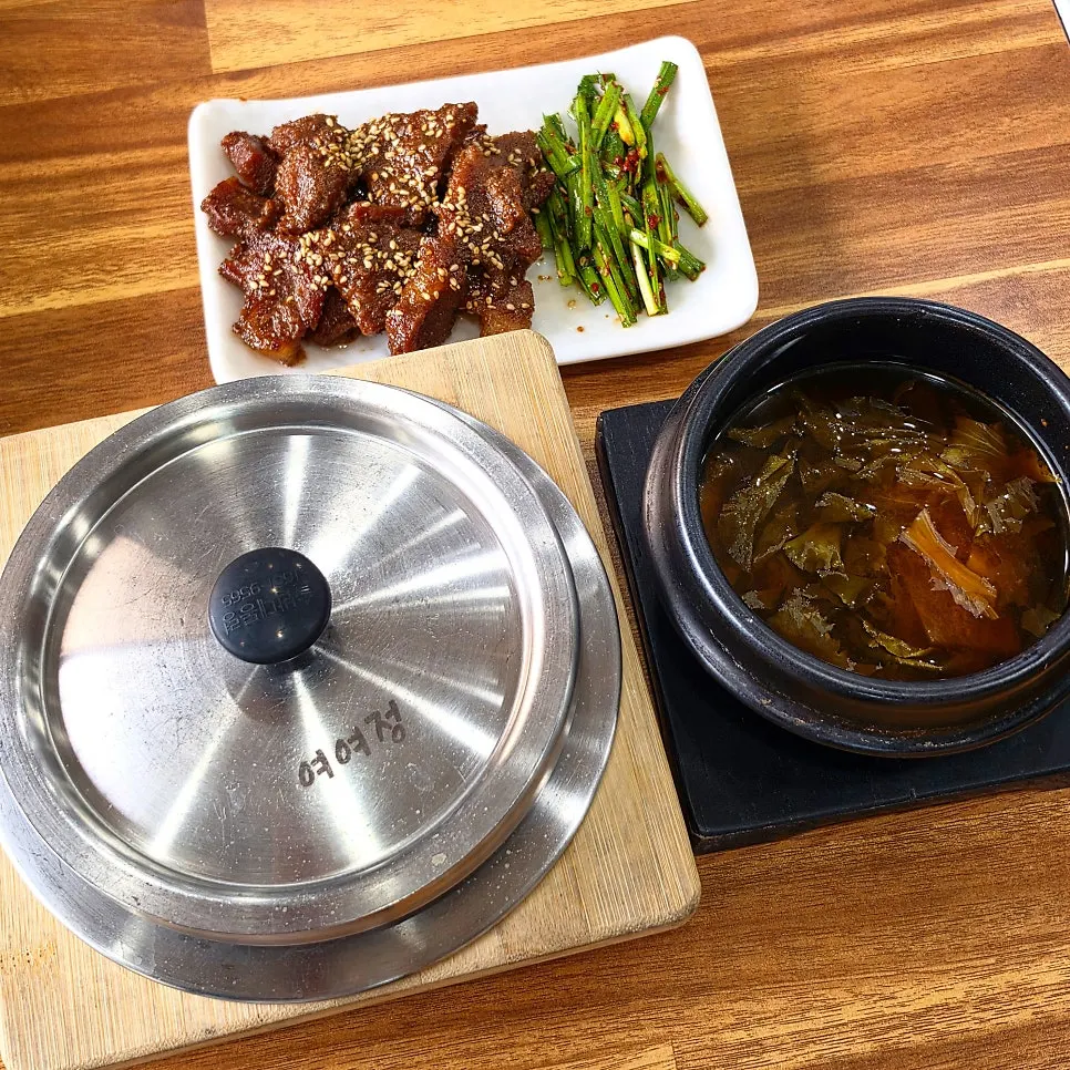 Meat pot rice with pot rice, meat, and dried radish green soup