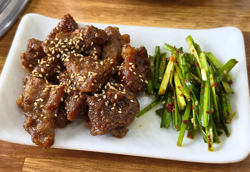 Yeoyejeong's meat pot rice cooked chewy and sticky