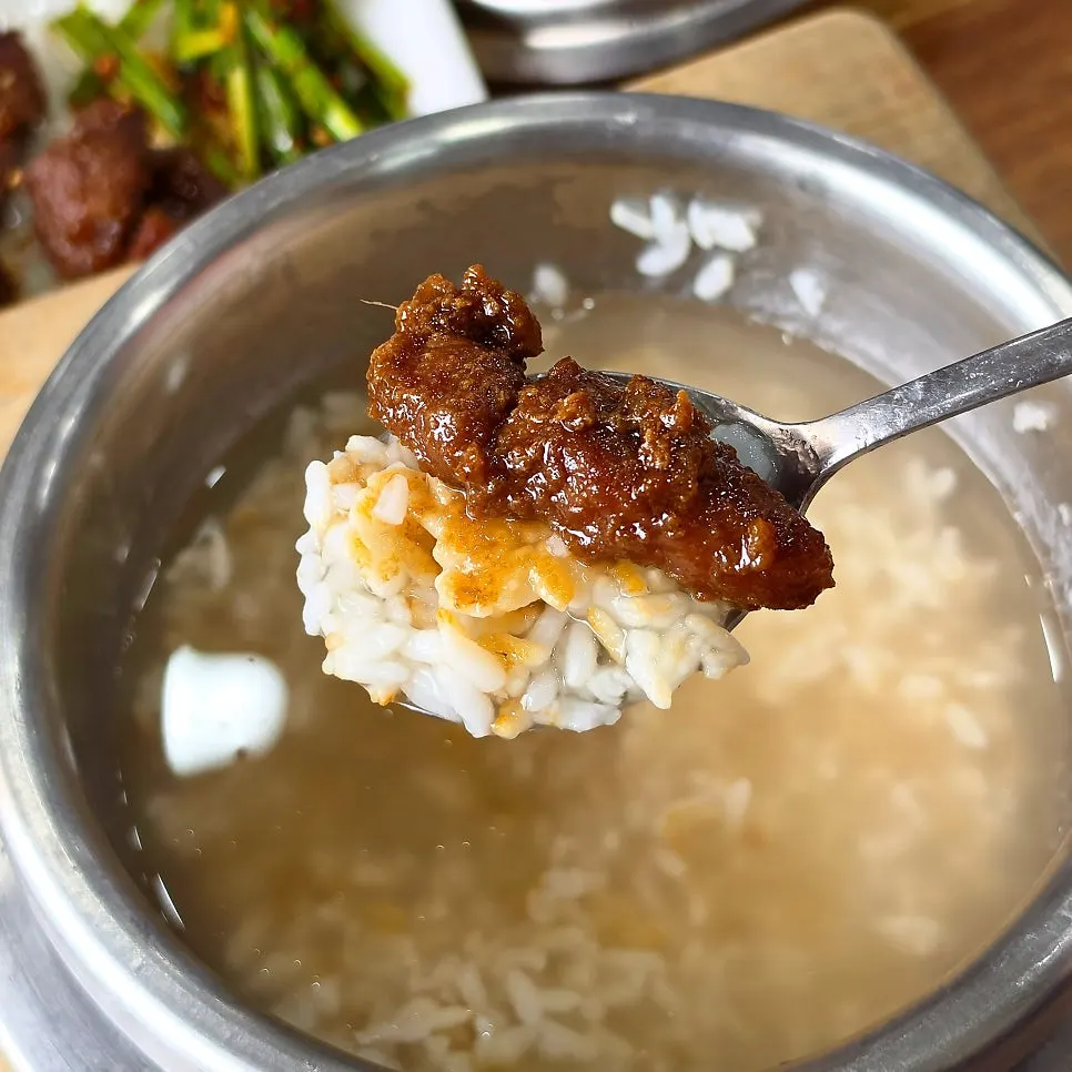 Cooked meat served on top of the meat pot rice