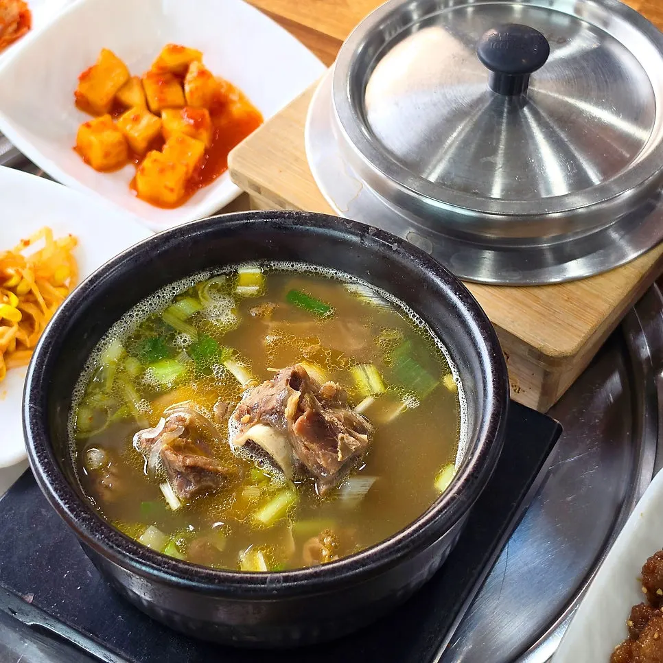 A bowl of Yeoyejeong's rich galbitang