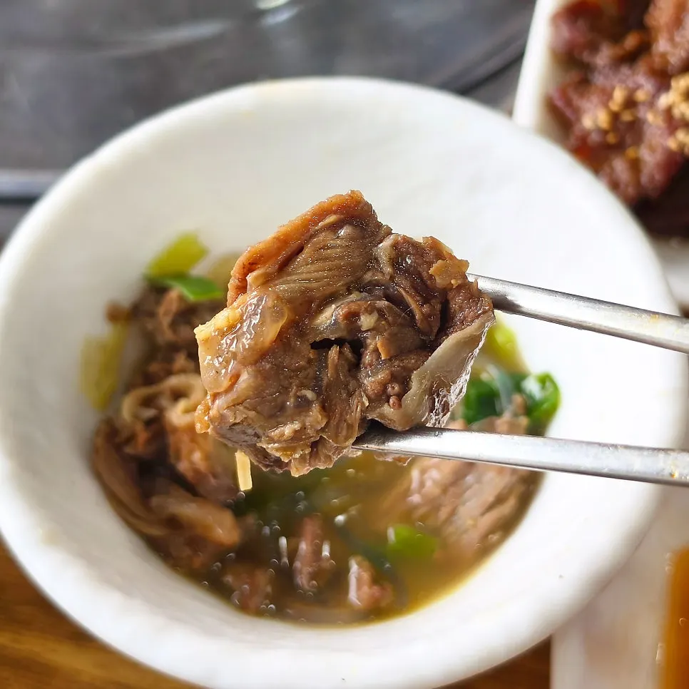 Thick galbitang meat that falls apart tenderly