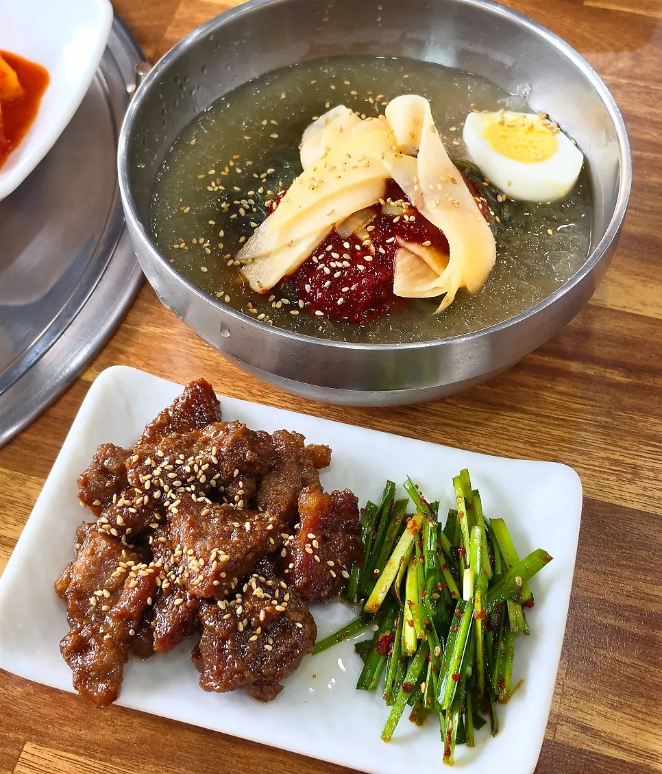 Yeoyejeong's meat naengmyeon topped with meat