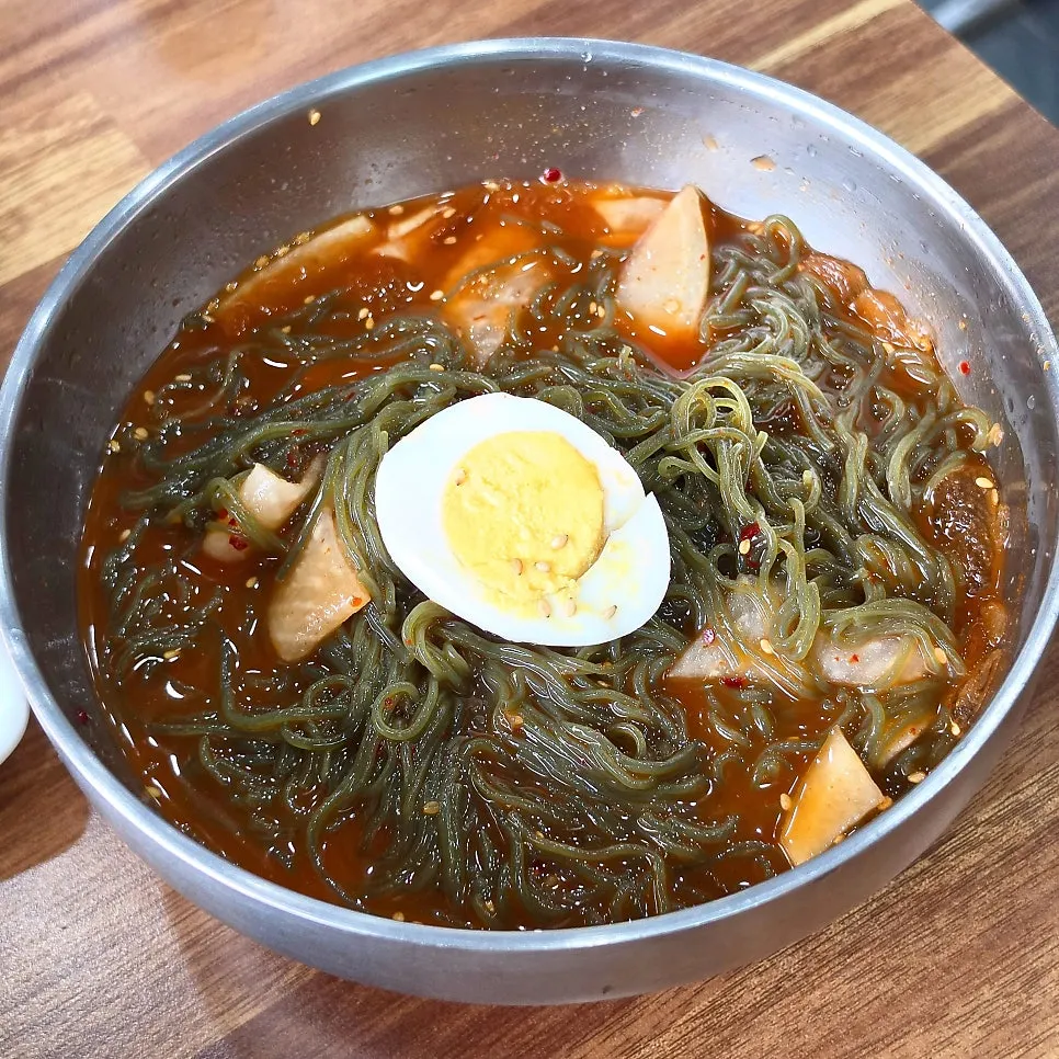 Chewy texture of the naengmyeon noodles