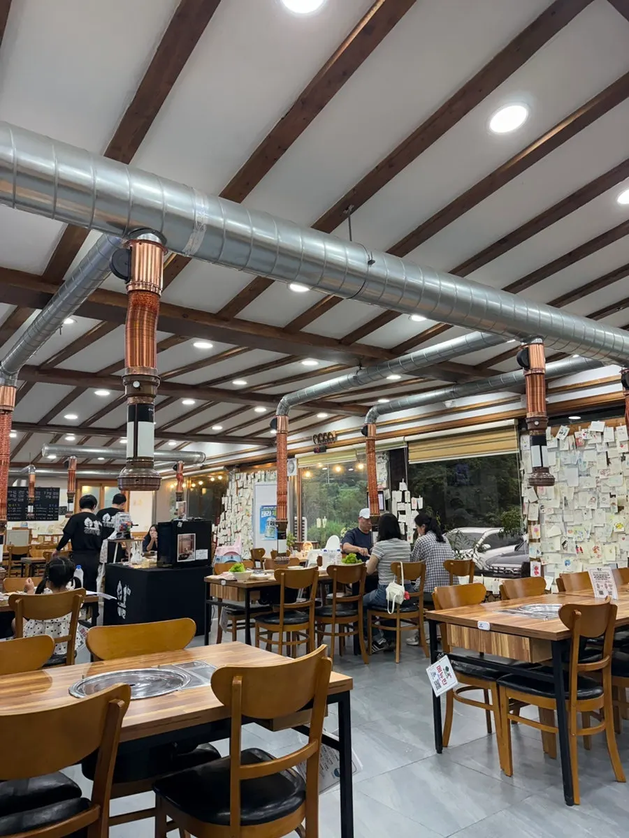 Sophisticated dining hall seating at Yeoyejeong