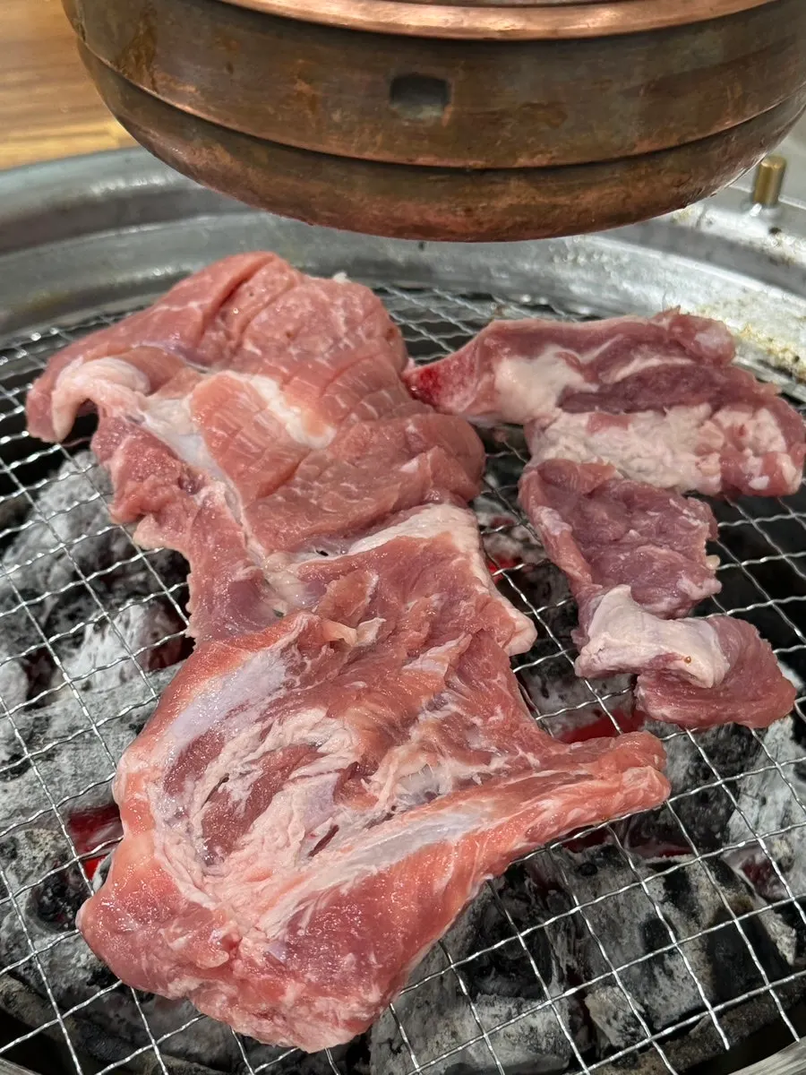 Fresh ribs grilled over charcoal with wraps