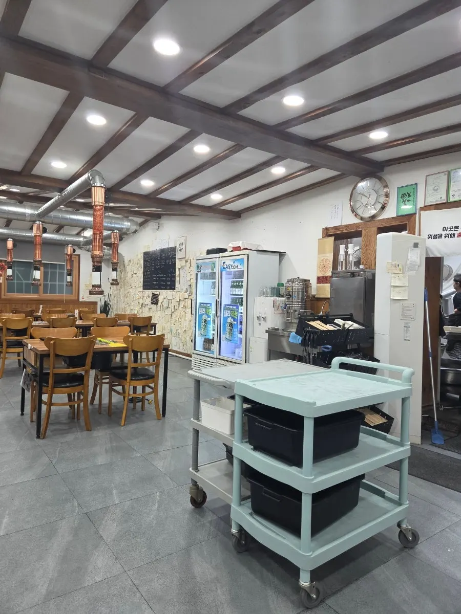 Spacious dining hall at Yeoyejeong with many tables