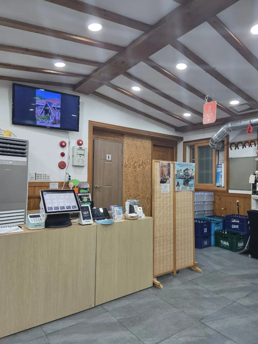 Interior of Yeoyejeong photographed away from customers