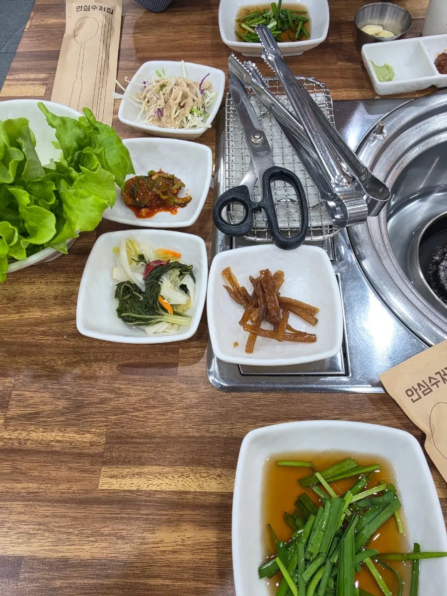 Full table setting of Yeoyejeong's basic side dishes