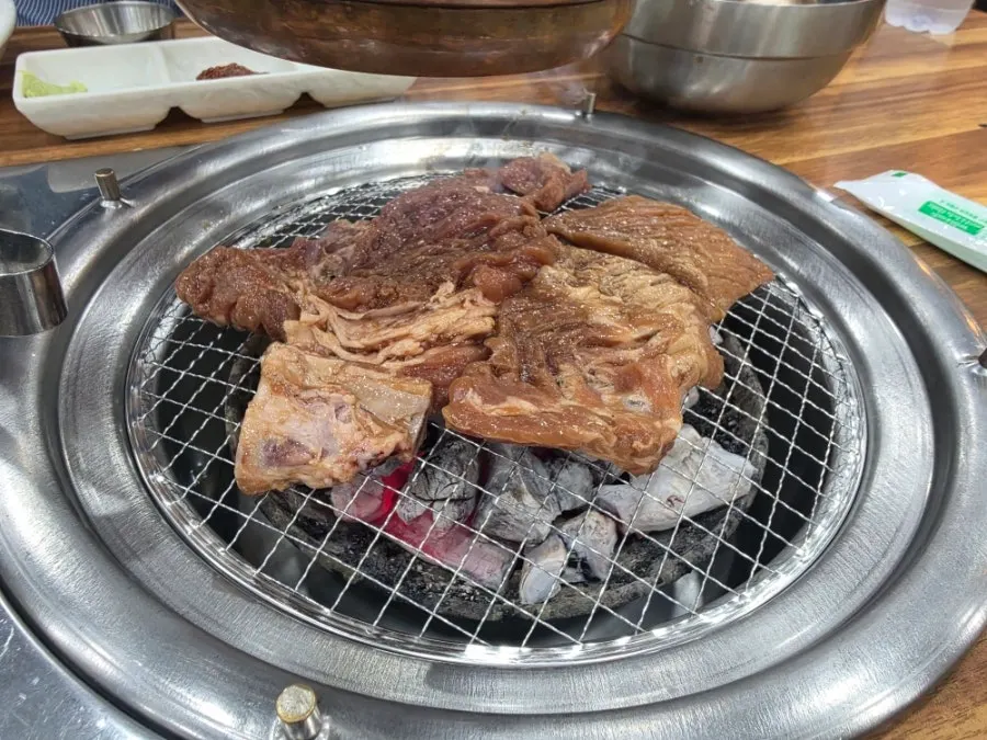 Yeoyejeong's marinated ribs on the grill
