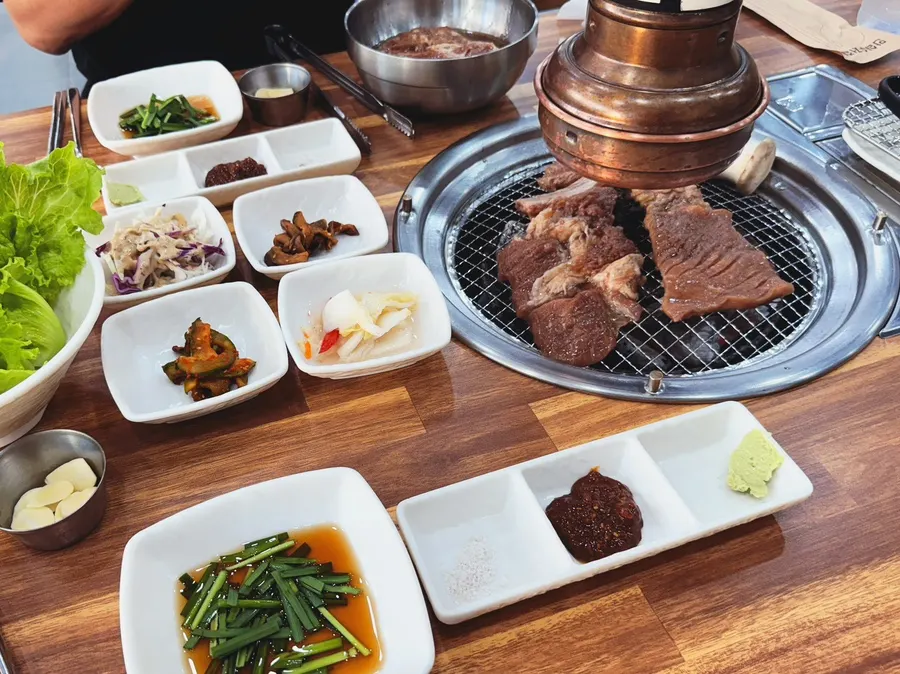 Baek-kimchi and salad side dishes