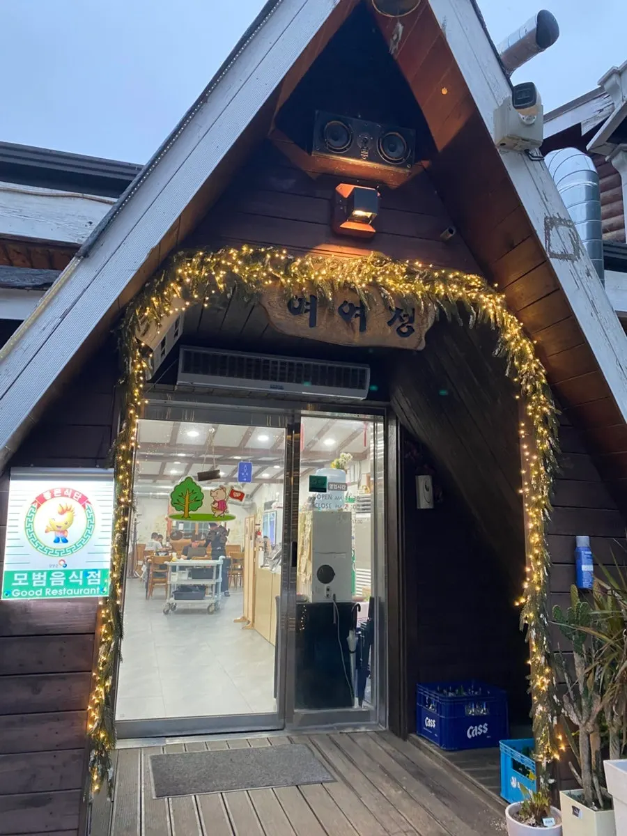 Yeoyejeong's spacious parking lot and building exterior