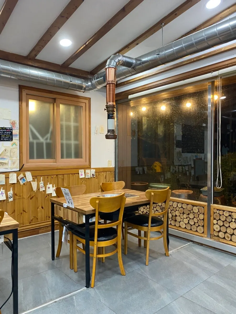 The mountain-lodge-style entrance of Yeoyejeong