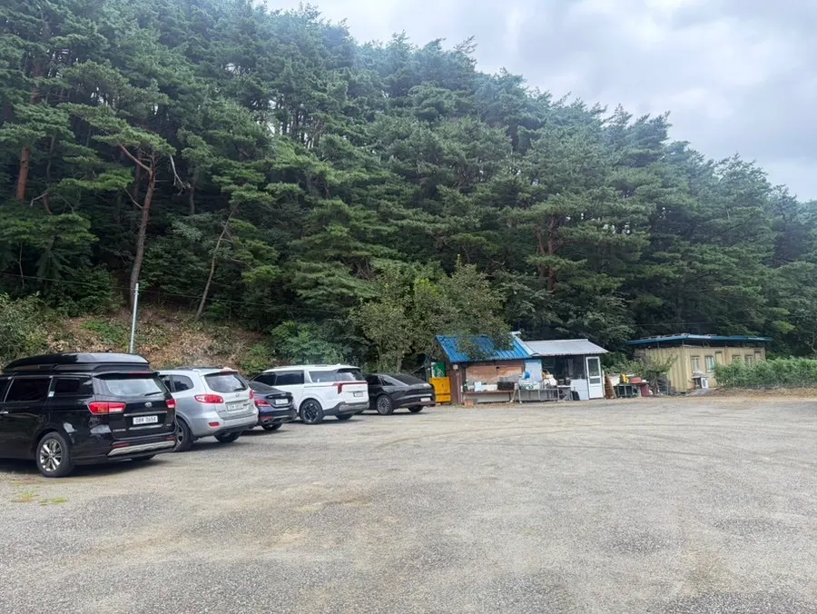 Spacious free parking area at Yeoyejeong